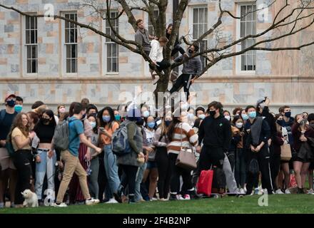 Atlanta, Georgia, USA. März 2021, 19th. Studenten an der Emory University warten darauf, dass Präsident Joe Biden und Vizepräsident Kamala Harris am Freitag, den 19. März 2021, auf dem Campus in Atlanta lokale Politiker und führende Vertreter der asiatischen amerikanischen Gemeinschaft treffen. Präsident Biden und Vizepräsident Harris trafen sich mit den Führern im Gefolge der Erschießung in Atlanta, wo acht Menschen starben, nachdem ein Schütze das Feuer auf eine Reihe von Spas eröffnet hatte. Foto von Kevin Dietsch/UPI Kredit: UPI/Alamy Live News Stockfoto