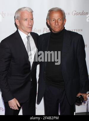 Anderson Cooper und Peter Beard nehmen am 5. Juni 2012 an der Gordon Parks Centennial Gala im Museum of Modern Art in New York City Teil. Foto: Henry McGee/MediaPunch Stockfoto