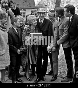 Willeke Alberti empfangene erste goldene Schallplatte von Tonträgern Direktor Jack Haslinghuis, Willeke außerhalb mit Rob De Nijs ihre Trophäe Datum 2. März 1964, Stockfoto