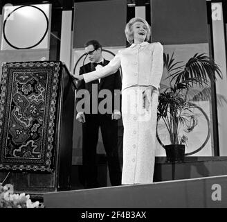 Marlene Dietrich mit ihrem Edison im Grand Gala du Disque beliebt im Kurhaus in Scheveningen. Oktober 13, 1963 Ort Den Haag, Kurhaus, Scheveningen, Süd Holland Stockfoto