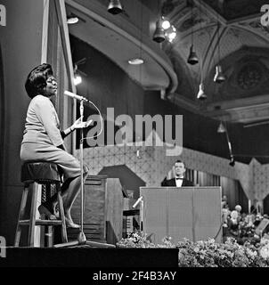 Grand Gala du Disque Pappel im Kurhaus in Scheveningen Die amerikanische Jazzsängerin Sarah Vaughan Datum Oktober 13, 1963 Ort Scheveningen, Süd Holland Stockfoto