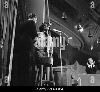 Grand Gala du Disque Pappel im Kurhaus in Scheveningen Sarah Vaughan Datum Oktober 12, 1963 Ort Scheveningen, Süd Holland Stockfoto