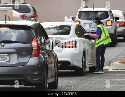 Orlando, Usa. März 2021, 19th. Personen in Autos werden an einer Drive-Thru-Impfstelle für COVID-19 in einem Walmart-Geschäft eingecheckt. Aufgrund der verringerten Nachfrage nach COVID-19 Impfungen von Personen im Alter von 60 und älter, Florida Gov. Ron DeSantis hat die Altersgrenze mit Wirkung zum 22. März 2021 auf 50 Jahre und höher gesenkt. (Foto von Paul Hennessy SOPA Images/Sipa USA) Quelle: SIPA USA/Alamy Live News Stockfoto