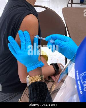 Orlando, Usa. März 2021, 19th. Eine Krankenschwester verwaltet einen Schuss des Pfizer COVID-19-Impfstoffs an einer FEMA-Impfstelle im Northwest Community Center. Aufgrund der verringerten Nachfrage nach COVID-19 Impfungen von Personen im Alter von 60 und älter, Florida Gov. Ron DeSantis hat die Altersgrenze mit Wirkung zum 22. März 2021 auf 50 Jahre und höher gesenkt. (Foto von Paul Hennessy SOPA Images/Sipa USA) Quelle: SIPA USA/Alamy Live News Stockfoto