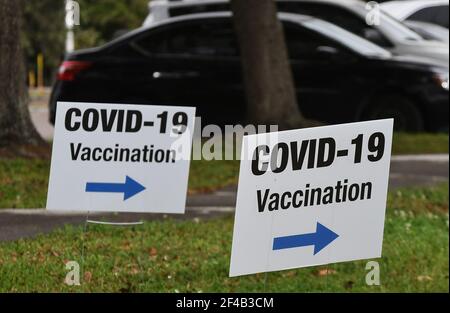 Orlando, Usa. März 2021, 19th. Schilder an einer FEMA COVID-19 Impfstelle im Northwest Community Center. Aufgrund der verringerten Nachfrage nach COVID-19 Impfungen von Personen im Alter von 60 und älter, Florida Gov. Ron DeSantis hat die Altersgrenze mit Wirkung zum 22. März 2021 auf 50 Jahre und höher gesenkt. Kredit: SOPA Images Limited/Alamy Live Nachrichten Stockfoto