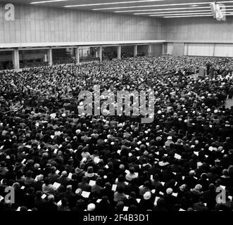 Folk Weihnachten singen in der RAI Gebäude von 7000 Sängern. Massive Christmas Song Überblick Datum 21. Dezember 1963 Stockfoto