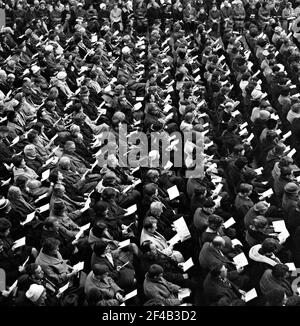 Folk Weihnachten singen in der RAI Gebäude von 7000 Sängern. Massive Christmas Song Überblick Datum 21. Dezember 1963 Stockfoto