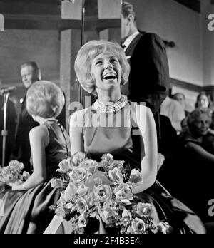 Willeke Alberti erhielt das erste goldene Schallplatte von Tonträgern Direktor Jack Haslinghuis, Willeke Alberti Datum 2. März 1964 Stockfoto