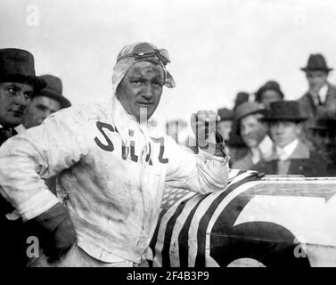 Foto zeigt Rennfahrer Gil Andersen neben seinem Stutz White Squadron Rennfahrer. Andersen war der Gewinner des ersten Astor Cup-Rennens auf dem Sheepshead Bay Speedway am 9. Oktober 1915. Stockfoto