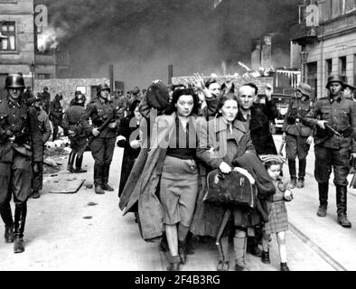 Unterdrückung des Warschauer Ghettoaufstandes - Gefangene Juden werden von deutschen Waffen-SS-Soldaten zur Sammelstelle für Deportation (Umschlagplatz) ca. 1943 Stockfoto