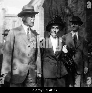 Präsident Woodrow Wilson mit seiner Verlobten Edith Bolling galt (1872-1961) in Princeton, New Jersey, wo er am 19. Oktober 1915 eine Abstimmung zugunsten des Woman Suffrage Amendments abgab Stockfoto