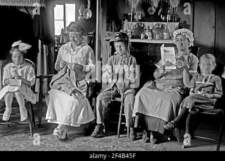 Die Familie sitzt in einem Wohnzimmer in einem Haus im Broad Channel, Queens Ca. 1910-1915 Stockfoto