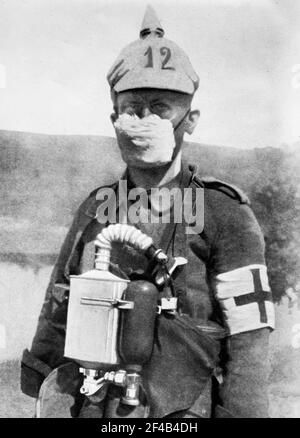 Deutscher Soldat trägt eine Gesichtsmaske zum Schutz vor Gasangriffen im ersten Weltkrieg. 1910-1915 Stockfoto