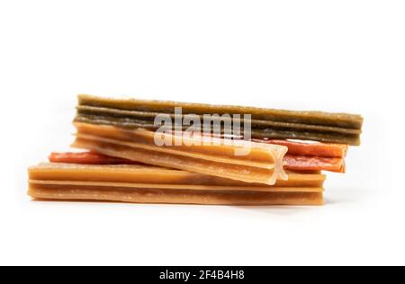 Hund Zahnkauen Sticks, Vorderansicht. Mehrere vegetarische und kornfreie Hunde-Treat-Sticks für stärkere Zähne, besseres Zahnfleisch und Atem. Zahngesundheit Trea Stockfoto