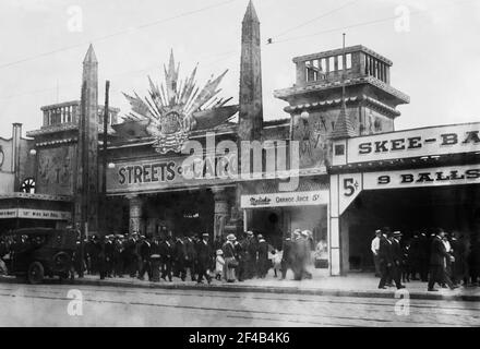 Leute, die einen Tag Spaß auf Coney Island Ca genießen. Mai 1915 Stockfoto