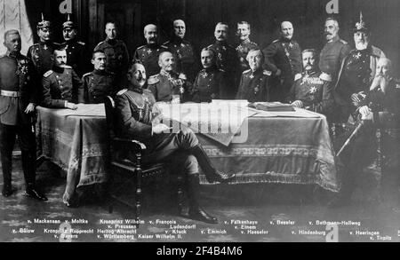 Links rechts stehend: Von Bulow, von Mackensen, von Molike, von Prinz Wilhelm von Preßburg, von Francois, Ludendorff, von Falkenheyn, von Eimen, von Beseler, von Bethman-Hollweg, von Heeringen. Von links nach rechts sitzend: Krone Prinz Rupprecht Stockfoto