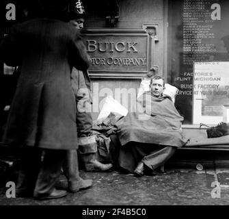 Feuerwehrmann saß auf dem Bürgersteig, nachdem er einen Brand in einem U-Bahn-Tunnel in New York City bekämpft hatte, der in der Nähe der West 55th Street und des Broadway am 6. Januar 1915 stattfand Stockfoto