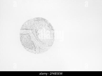 Schwarzer Fußball-Druck oder Fleck auf weiß lackierter strukturierter Wand. Runde Kugel Silhouette mit vielen schwarzen Punkten und einige Linien von einem schmutzigen Ball getreten Stockfoto