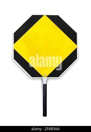 Leere gelbe Stoppschild für die Verkehrskontrolle durch Überqueren Wachen, Polizei oder Arbeitszonen verwendet. Octagon Handheld Paddle Stop Schild Vorlage oder Mockup. Alt Stockfoto