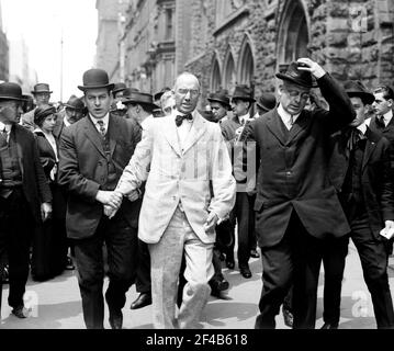 Verhaftung des Ministers und Sozialisten Bouck White, der wegen Störung eines Gottesdienstes in der Calvary Baptist-Kirche, der Kirche, in der John D. Rockefeller Ca anbetete, inhaftiert wurde. 1914 Stockfoto