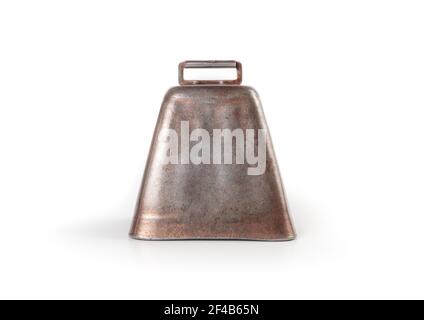 Alte Bronzeglocke, Vorderansicht. Kleine gealterte und strukturierte metallische Kuhglocke. Rechteckige, konische Form. Verwendet als Party Dekoration, Abendessen Zeit klingelt. Stockfoto