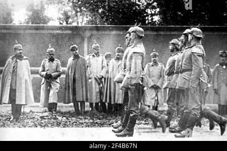 Kaiser Wilhelm II. (1859-1941), der letzte deutsche Kaiser und König der Prußen, begutachten Truppen im ersten Weltkrieg Stockfoto