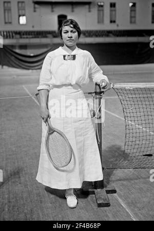 Tennisspielerin Molla Bjurstedt Mallory, die im März des Jahres 1915 das nationale Innen-Tennisturnier der Frauen in der Armory Park Avenue gewann Stockfoto