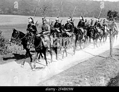 Französische Dragoner- und Chasseursoldaten zu Beginn des Weltkriegs kann man sich nicht mehr erfreuen. 1914-1915 Stockfoto