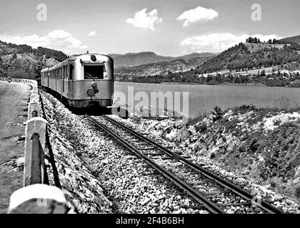 Ein Zug der DMU-801 in Richtung Süden fährt entlang des Südufers des Jablanica Reservoirs Ca. 1965 Stockfoto