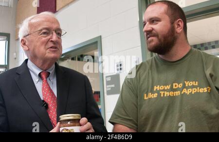 Staatssekretär für Lebensmittel, Ernährung und Consumer Services Kevin Concannon (l.) und Bigg Riggs Hofbesitzers Calvin Riggleman die Bedeutung von Kindern diskutieren und Geschmack der Produkte, die aus der heimischen Landwirtschaft kommt, bei einem Besuch in Nottingham Volksschule in Arlington, VA, am Mittwoch, dem 12. Oktober 2011. Die Landwirte von bigg Riggs Bauernhof im Hampshire County, WV, und Maple Avenue Markt Bauernhof in Wien, VA waren sehr beliebt bei den Studenten. Das heutige Menü enthalten gebratenes Huhn, geröstetem Butternusskürbis mit getrockneten Cranberries, Bauernhof Frischer gemischter Salat Salat, Türkei wickelt, pita Keile, heiße muffi Stockfoto