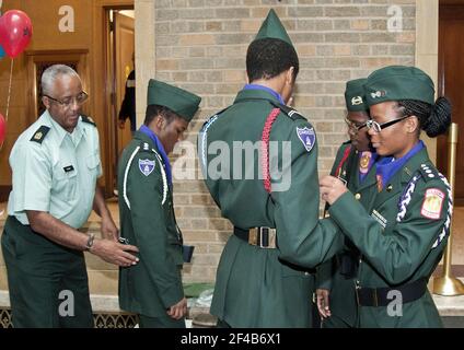 Von links: Junior Reserve Officer Training Corps Ausbilder erste Sergeant George Thomas, Calvin Wangen, Joshua Robinson, Ras-Adriale Bemah und Tyrika Meade, Mitglieder der JROTC Cardozo High School, Washington, DC, bereiten Sie die Farben im Rahmen der Kick-off des USDA 2011 kombinierten Bundes Kampagne "Mitgefühl der Einzelpersonen, der Kraft der Gemeinschaft" in Washington, DC, Mittwoch, 21. September 2011. Das Motto der Kampagne 2011 "feiert 50 Jahre der Pflege, Betreuung und Geben." für eine kombinierte Kampagne Exponaten vertreten Organisationen, die Militärs und Ihre fam Stockfoto