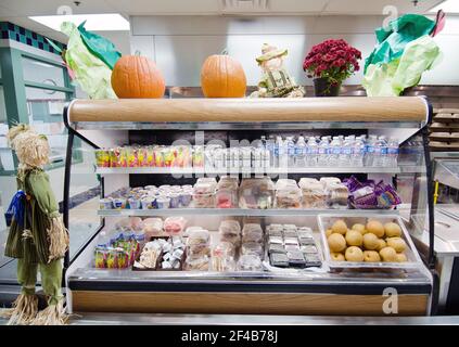 Das deli Display bestückt und für die Mittagszeit in Nottingham Volksschule in Arlington, VA bereit, am Mittwoch, dem 12. Oktober 2011. Es enthält, 100% Saft Pakete, organische Sojamilch, fettfreien Joghurt, Türkei wickelt, pita Keile, Bauernhof Frischer gemischter Salat Salat, Vollkornbrot Sandwiches, asiatische Birnen, und Mineralwasser. Das heutige Menü enthalten auch gebratenes Huhn, geröstetem Butternusskürbis mit getrockneten Cranberries, warme Muffins und vieles mehr. Stockfoto