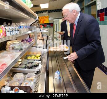 Nachdem die Schüler hatten ihre Lunchpakete, Staatssekretär für Lebensmittel, Ernährung und Consumer Services Kevin Concannon sein Mittagessen Entscheidungen getroffen und bezahlte für seine Mahlzeit, während eine Nationale Schule Mittagessen Woche Veranstaltung in Nottingham Volksschule in Arlington, VA, am Mittwoch, dem 12. Oktober 2011. (Der Zeitplan und das Menü wurden für die Veranstaltung nicht verändert). Die Landwirte von bigg Riggs Bauernhof im Hampshire County, WV, und Maple Avenue Markt Bauernhof in Wien, VA waren sehr beliebt bei den Studenten. Das heutige Menü enthalten gebratenes Huhn, geröstetem Butternusskürbis mit getrockneten Cranberries, Bauernhof Frischer gemischter Salat Salat, Türkei wickelt Stockfoto