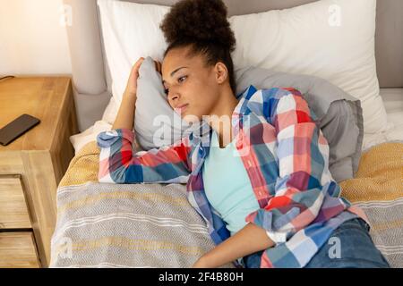 Gemischte Rasse Frau in einem Bett liegen Stockfoto