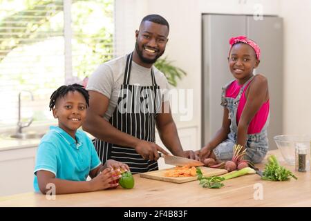 Happy african american Vater Lehre Tochter und Sohn Kochen in Die Küche Stockfoto