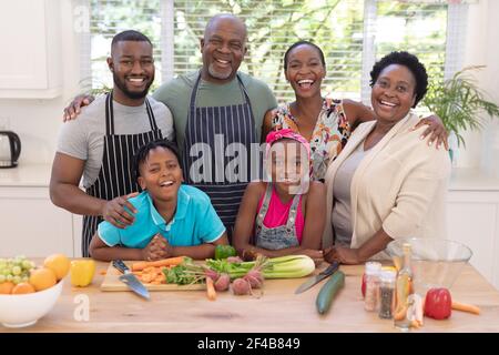 Portrait von glücklichen afroamerikanischen Eltern mit Sohn und Tochter Und Großeltern in der Küche Stockfoto