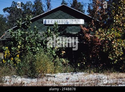 FC. Hafen Tankstelle Wrack Route 8 Tremont Mississippi ca. 1980 Stockfoto