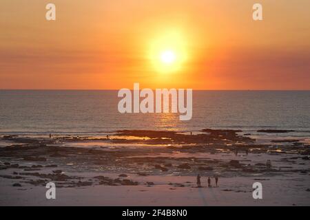 Broome ist eine Küstenstadt, Perlstadt und Touristenstadt in der Kimberley-Region von Western Australia. Foto zeigt Cable Beach bei Sonnenuntergang und Ebbe. Stockfoto