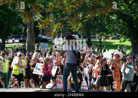 Melbourne, Australien. März 2021, 20th. Dellacoma Rio führt "Talkin' Bout A Revolution" für eine Freiheitskundgebung aus, die gegen einen COVID-19-Impfstoff in Flagstaff Gardens protestiert. März 20, Melbourne, Australien. Quelle: Jay Kogler/Alamy Live News Stockfoto