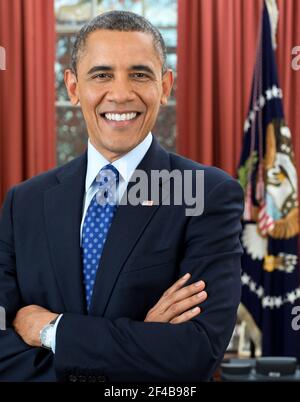 Präsident Barack Obama wird während eines Präsidentenportraits fotografiert, das für ein offizielles Foto im Oval Office Dez. 6 2012 sitzt. Stockfoto