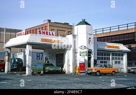 Shell Tankstelle 10th Avenue & 20th Street New York City New York Ca. 1977 Stockfoto