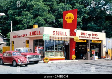 Rube & Sons Shell Tankstelle Vorderansicht Route 9 Kingston New York ca. 1976 (könnte Poughkeepsie sein) Stockfoto