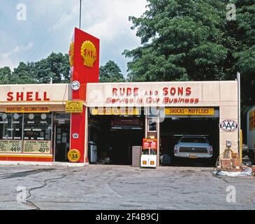 Rube & Sons Shell Tankstelle Vorderansicht Route 9 Poughkeepsie New York Ca. 1976 Stockfoto