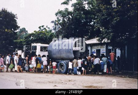 Nach dem Hurrikan Mitch - Tegucigalpa Honduras Ca, das für Wasser aufliegt. November 1998 Stockfoto