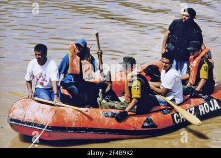 Hochwasser-Rettungsmaßnahmen entlang des Flusses Choluteca nach dem Hurrikan Mitch, Tegucigalpa Honduras Ca. 1998 Stockfoto