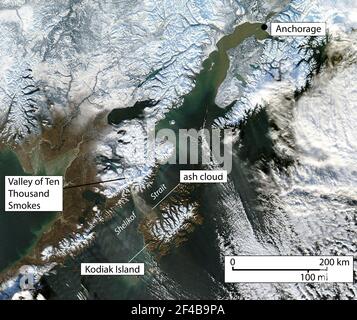 Dieses Satellitenbild mit einer Auflösung von 1 km von MODIS Aqua in Echtfarben zeigt eine resuspendierte Aschewolke, die von hohen Winden erzeugt wird, die die trockenen, nicht vegetierten Ablagerungen im Tal der Zehntausend Raucher durchscheuern. Die Wolke erstreckt sich über die Shelikof Strait bis zur westlichen Kodiak-Insel. Stockfoto