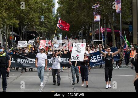 Melbourne, Australien 20. März 2021, Marchers gehen auf die Straße bei der Freedom Rally, die Teil einer Demonstration der geplanten "World Wide Rally for Freedom" war, die organisiert wurde, um Freiheit der Wahl, Rede und Bewegung zu fordern. Kredit: Michael Currie/Alamy Live Nachrichten Stockfoto