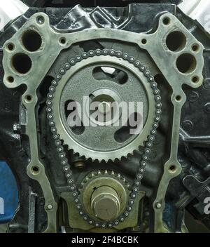 Getriebe und Steuerkette einer alten V-förmigen Verbrennung Nahaufnahme des Motors Stockfoto