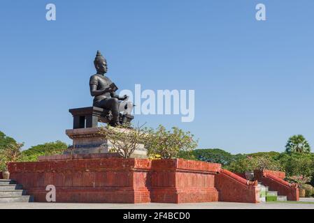 SUKHOTAI, THAILAND - 25. DEZEMBER 2018: Denkmal für den Gründer des thailändischen Schreibens König Ramkhamhaeng an einem sonnigen Tag. Alt Sukhothai Stockfoto