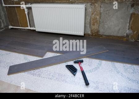 Verlegung von Laminatböden in einem kleinen Apartment-Zimmer Stockfoto